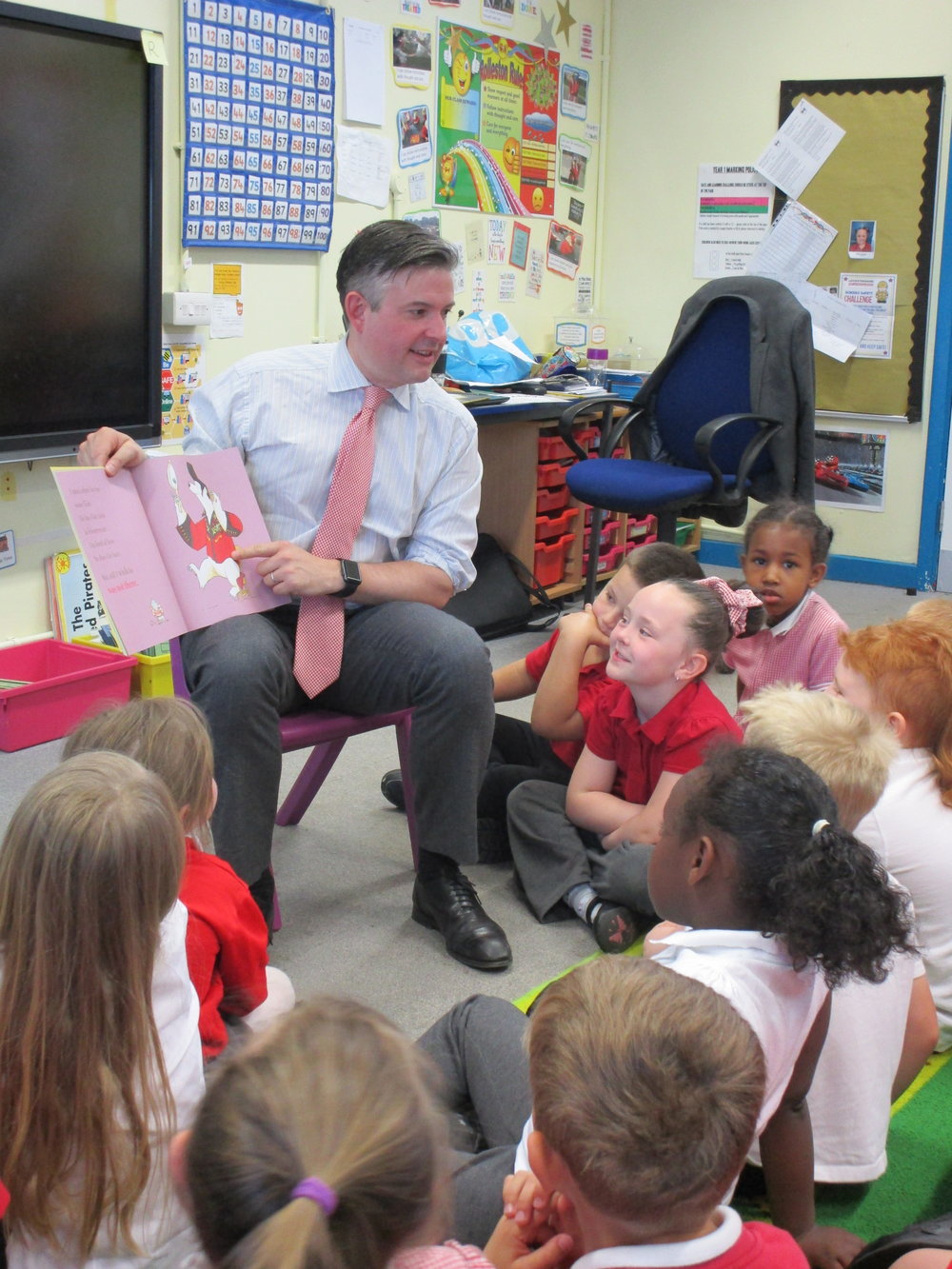 Jon reading to a Year 1 class at Rolleston Primary before donating books from Booktrust to the school - Friday May 11 2018