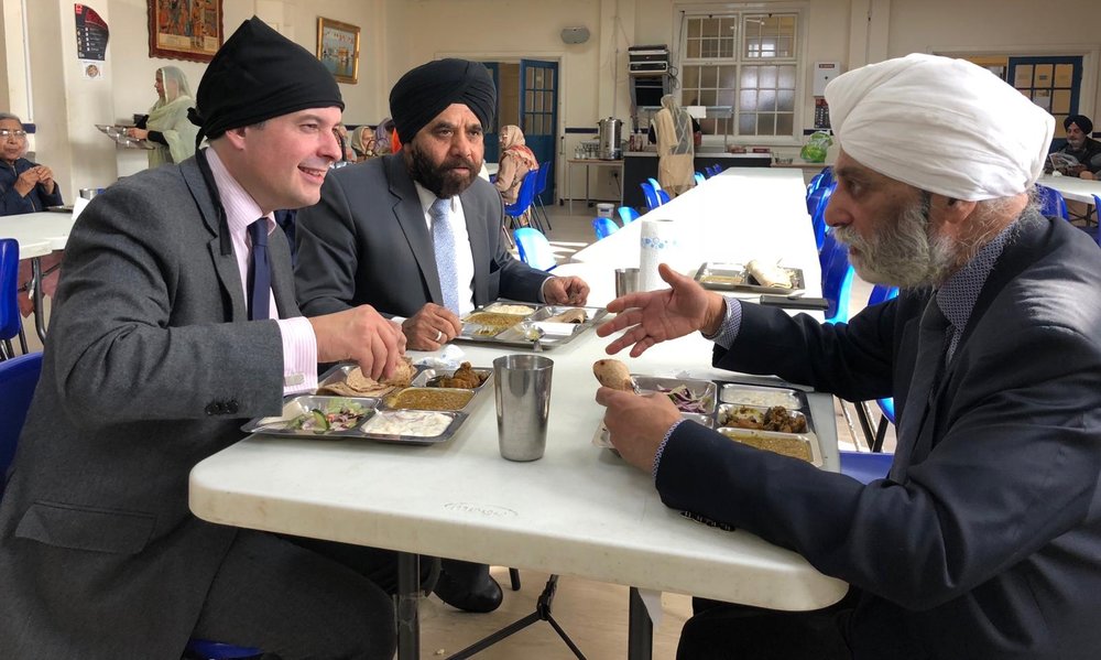 Jon Ashworth enjoying Langar with Councillor Gugnani at Guru Amardas Gurdwara after launching a food drive in celebration of the birthday of the Sikh’s first Guru - Friday October 19 2018