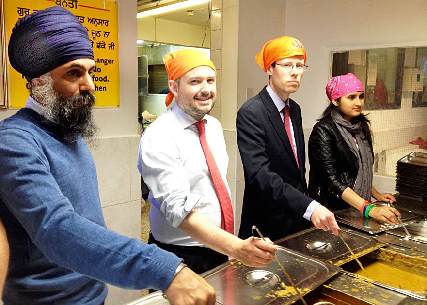 Jon and Councillor Palmer serving food at the Gurdwara